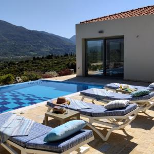 Villa con piscina y tumbonas en Villa Iremia Des vacances waouw en toute sérénité!, en Chaliotata
