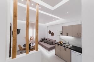 eine Küche und ein Wohnzimmer mit einem Sofa in der Unterkunft Petros Studios & Suites in Naxos Chora