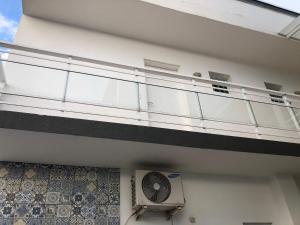 托雷斯的住宿－Anexo da Cal，大楼一侧带风扇的阳台