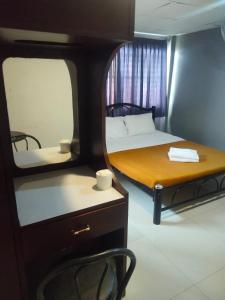 Llit o llits en una habitació de Traveller Inn Hotel