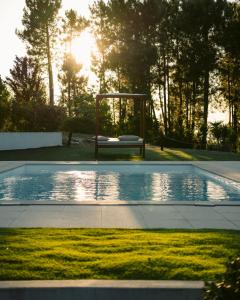 een zwembad met een tuinhuisje in de tuin bij Pura - Home in Nature in Oliveira do Hospital