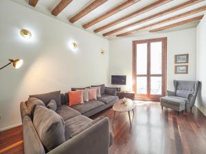 sala de estar con sofá y 2 sillas en Barcelonaforrent Alessandra Central Ramblas Apartment en Barcelona