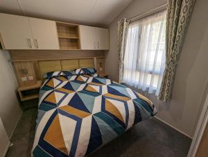 Giường trong phòng chung tại The Castleton 20