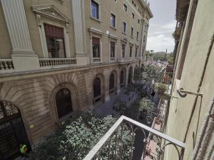 - un balcon offrant une vue sur un bâtiment dans l'établissement BarcelonaForRent Alessandra Central Ramblas, à Barcelone