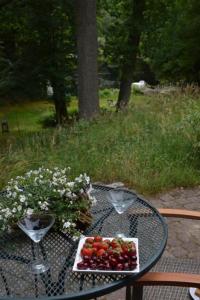 a table with a plate of strawberries and wine glasses at Ferienwohnung am See in Soderstorf in Soderstorf