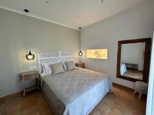 Krevet ili kreveti u jedinici u objektu Calliope’s by the sea boutique suite