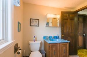 ein Badezimmer mit Toilette und Waschbecken in der Unterkunft 5 Bryant Road Bourne Sunset Cottage in Buzzards Bay + 31 Fotos