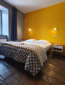 Hôtel Ecu de france tesisinde bir odada yatak veya yataklar