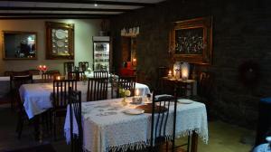 una sala da pranzo con due tavoli e sedie con candele di Cunningham Cottage Guest House a Kuruman