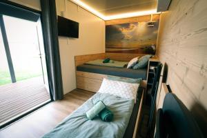 阿佩特隆Tiny Pick的小房间设有两张床和阳台