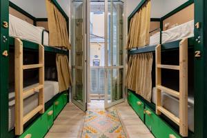 Poschodová posteľ alebo postele v izbe v ubytovaní The Urban Jungle Hostel