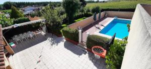 una vista aérea de una piscina en una casa en Casa Akay en Zorita