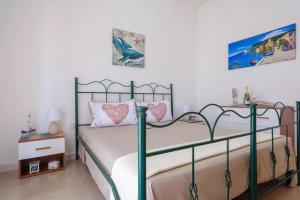 トッレ・ラピッロにあるVilla Castiglioneのベッドルーム(緑色のベッド、白いシーツ付)