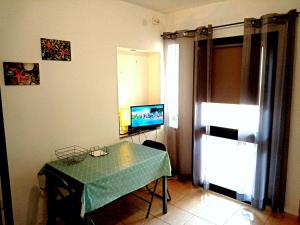 Aldeia das Açoteias, Apartment, WI-FI, في ألبوفيرا: غرفة مع طاولة مع تلفزيون وطاولة sidx sidx