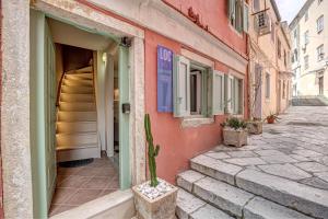 Tòa nhà nơi căn hộ tọa lạc