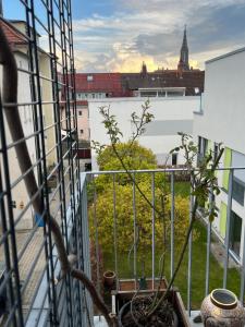 uma vista para a cidade a partir de uma varanda em Schönes Zimmer in zentraler Lage em Ulm