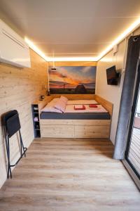 A bed or beds in a room at Tiny Zwick