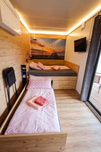 een slaapkamer met 2 bedden in een tiny house bij Tiny Zwick in Apetlon