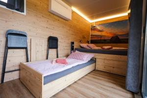 a bedroom with two bunk beds in a cabin at Tiny Zwick in Apetlon