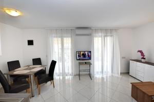 TV a/nebo společenská místnost v ubytování Apartments Jasmina