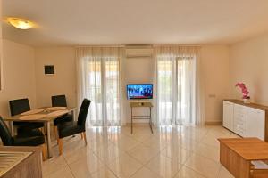 TV a/nebo společenská místnost v ubytování Apartments Jasmina