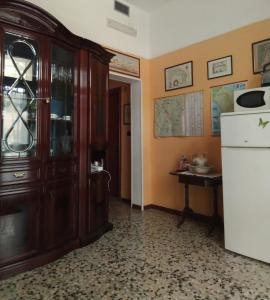 una cucina con frigorifero e tavolo di B&B Fenice Barocca a Lecce