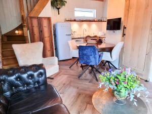迪舒克的住宿－Vakantiehuis Dishoek DI04，客厅配有沙发和桌子