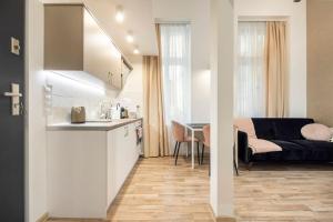 Il comprend une cuisine et un salon avec une table. dans l'établissement Krudy Bijou Budapest Studio, à Budapest