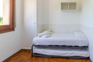 Posteľ alebo postele v izbe v ubytovaní Cubells 2 Apartamento cercano a la playa
