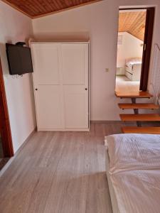 En eller flere senge i et værelse på Apartments ZALA Matušan