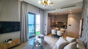 ein Wohnzimmer mit einem Sofa und einem großen Fenster in der Unterkunft STAY BY LATINEM Luxury 1BR Holiday Home CVR A2410 near Burj Khalifa in Dubai