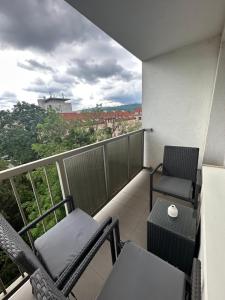 een balkon met 2 stoelen en een tafel en stoelen bij Apartrip Komenskeho in Košice