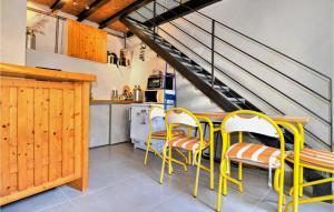 kuchnia z żółtymi krzesłami i stołem w kuchni w obiekcie 1 Bedroom Stunning Home In Villeneuve-les-avignon w mieście Villeneuve-lès-Avignon