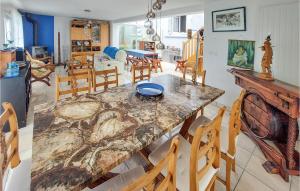 uma cozinha e sala de jantar com mesa e cadeiras em 4 Bedroom Beautiful Home In Molan-sur-mer em Moëlan-sur-Mer