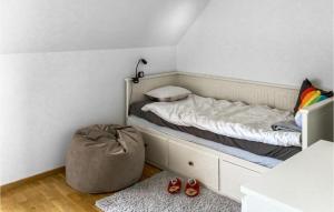 Postelja oz. postelje v sobi nastanitve Beautiful Home In Tby With Wifi And 3 Bedrooms