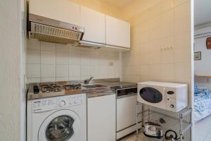 cocina con lavadora y lavadora en Rena Bianca House by Wonderful Italy en Olbia