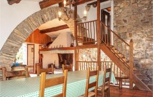 uma sala de jantar com uma mesa e uma escada em espiral em 2 Bedroom Amazing Home In Olargues em Olargues