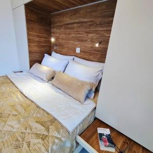 Villa Iremia Des vacances waouw en toute sérénité! في Chaliotata: غرفة نوم بسرير كبير مع اللوح الخشبي