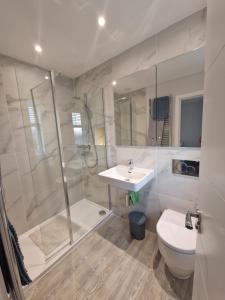 y baño con ducha, lavabo y aseo. en Coastal Retreat Bognor en Bersted