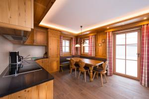 Köök või kööginurk majutusasutuses FIRSTpeak Chalets