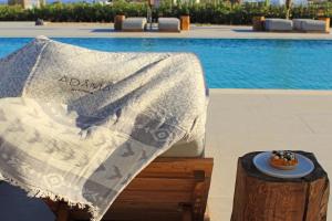 A piscina localizada em Adama Mykonos Boutique Hotel ou nos arredores