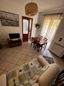- un salon avec un canapé et une table dans l'établissement Casa al mare vicino Roma, à Cerveteri