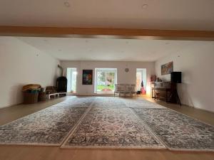 ein leeres Wohnzimmer mit einem Teppich auf dem Boden in der Unterkunft OM Yoga center in Slovenska Bistrica