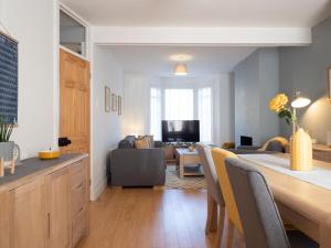 una cucina e un soggiorno con tavolo e divano di Host & Stay - Herbert Road a Ramsgate