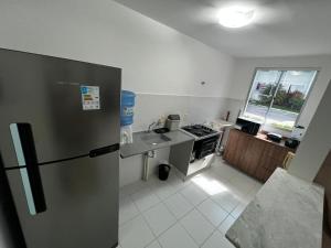 eine kleine Küche mit Kühlschrank und Spüle in der Unterkunft Apartamentos da Thay in Campina Grande