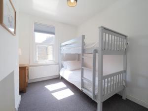 een slaapkamer met 2 stapelbedden en een raam bij Host & Stay - Herbert Road in Ramsgate