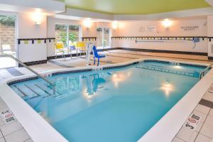 een groot zwembad met blauw water in een hotelkamer bij Fairfield Inn and Suites by Marriott Asheboro in Asheboro