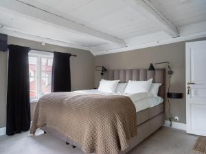 - une chambre avec un grand lit et une fenêtre dans l'établissement Villa Vega, à Trosa