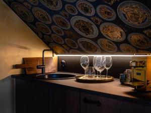 - un comptoir de cuisine avec des verres à vin et un évier dans l'établissement Villa Vega, à Trosa