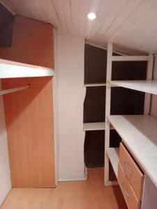 een kamer met stapelbedden en een kast bij maison cosy in Le Soler